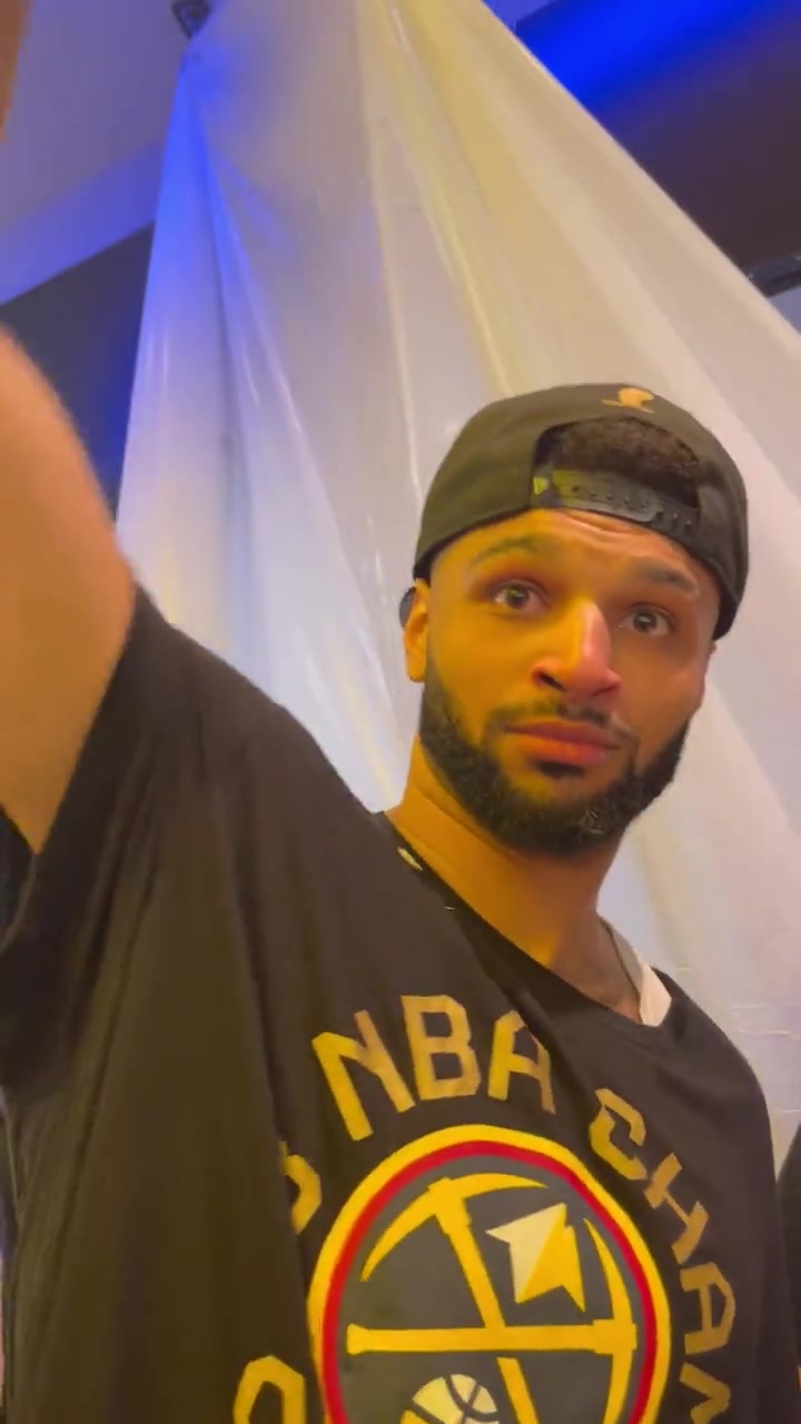 啥意思記者問穆雷第一個(gè)要去慶祝地方是什么穆雷指了指下面