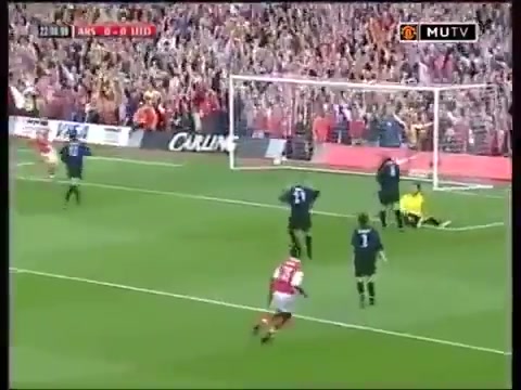 基恩梅開(kāi)二度幫助曼聯(lián)在海布里球場(chǎng)取得勝利